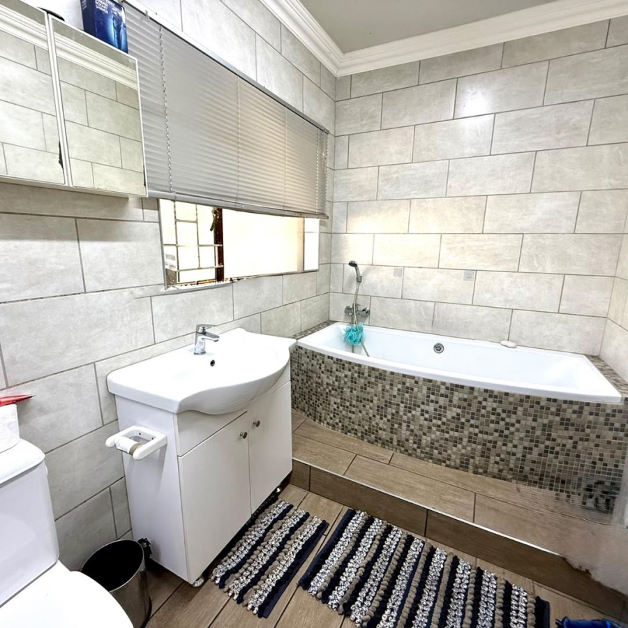 5 Bedroom Property for Sale in Bloemdal Free State